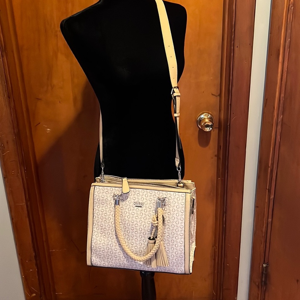 Guess shoulder bag with strap condition new. Dimensions added from Guess Website